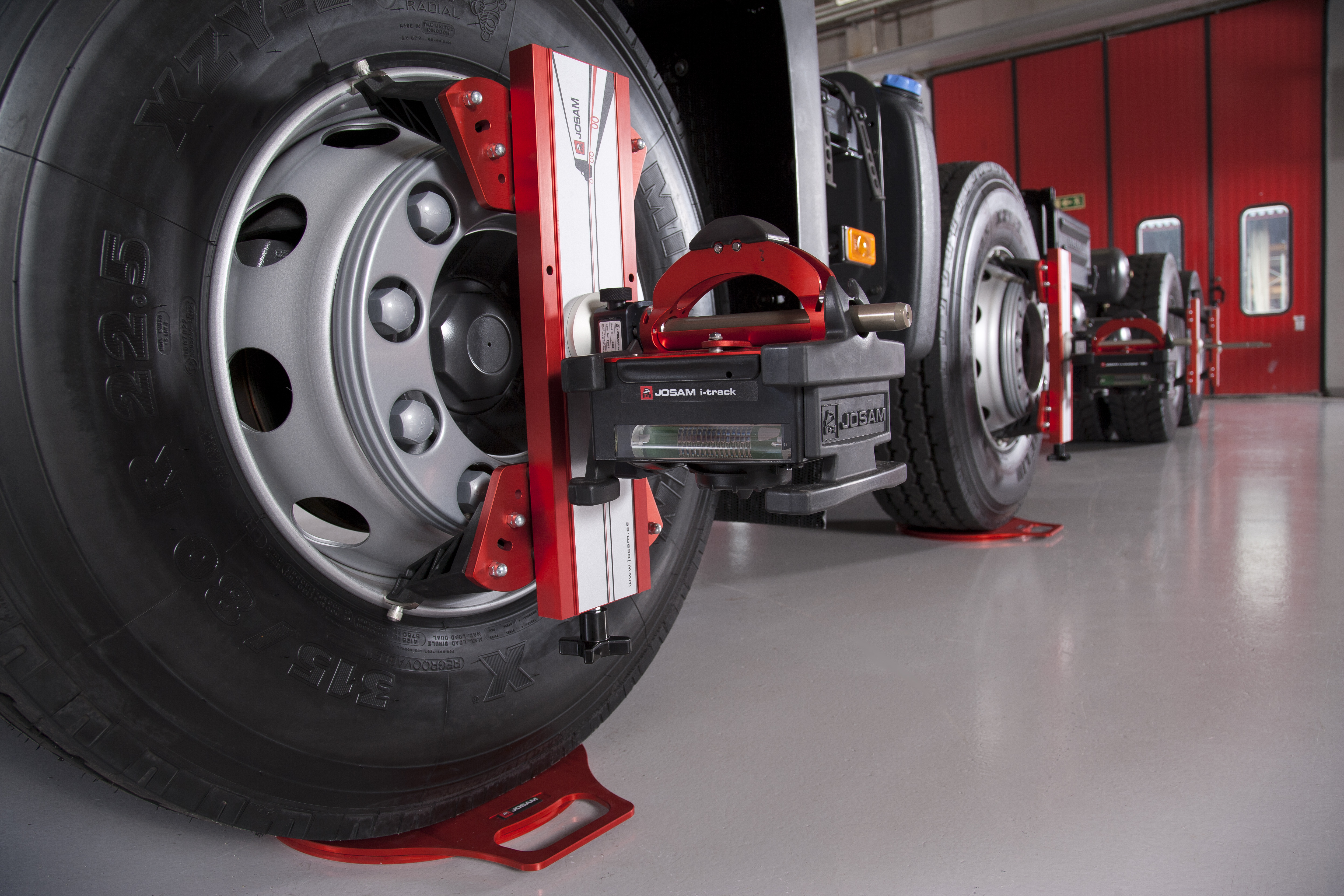 Truck wheels. JOSAM alignment стенд. JOSAM сход развал. Шиномонтаж грузовых автомобилей. Шиномонтаж сход развал.